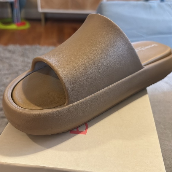 J/SLIDES SQUISH Sand EVA Platform Slides Size 9.5 or 10 - Picture 6 of 6